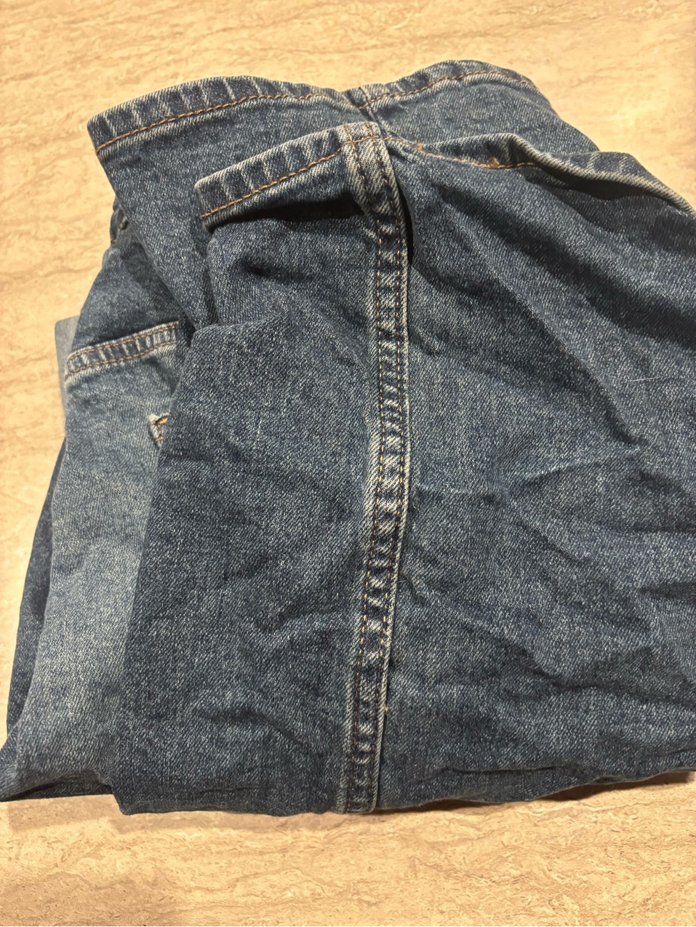 Wrangler Relaxed Fit Jeans in Dark Blue with Contrast Stitching - Picture 3 of 4